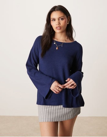 textured knit hanky hem long sve tee in navy