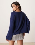 textured knit hanky hem long sve tee in navy